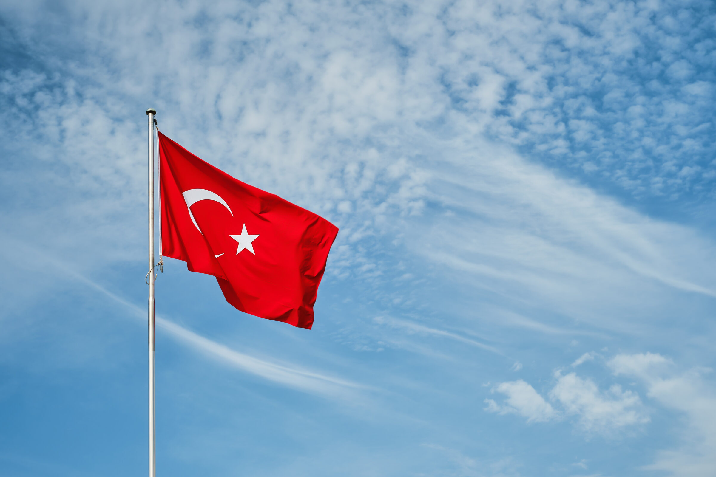 Mavi gökyüzünde dalgalanan Türk bayrağı